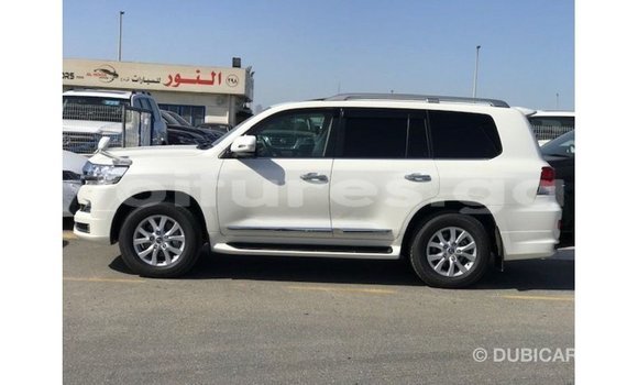 Sayi Imported Toyota Land Cruiser White Mota in Import - Dubai a estuary Sayi Imported Toyota Land Cruiser White Mota in Import - Dubai a estuary