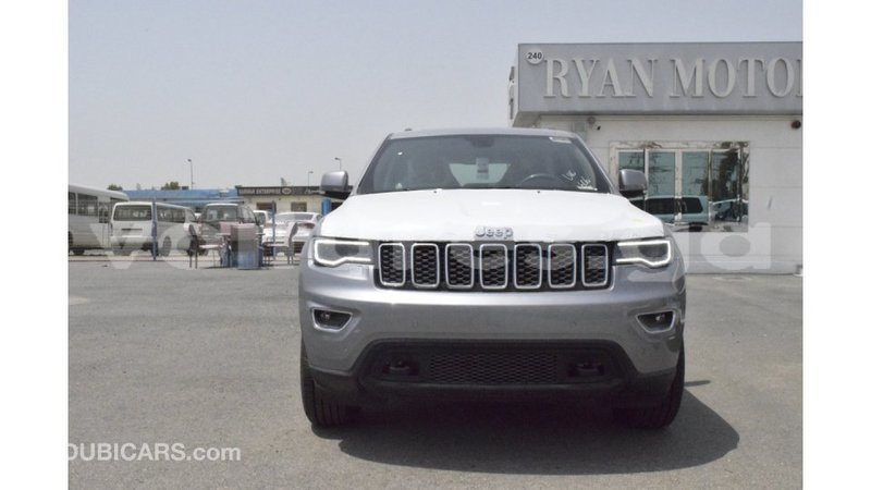 Big with watermark jeep grand cherokee estuaire import dubai 5683