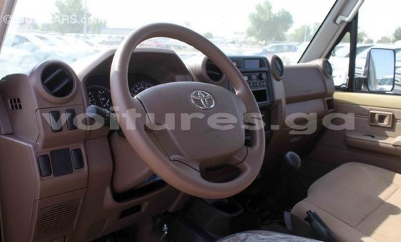 Acheter Import Voiture Toyota Land Cruiser Beige à Import - Dubai, Estuaire Acheter Import Voiture Toyota Land Cruiser Beige à Import - Dubai, Estuaire