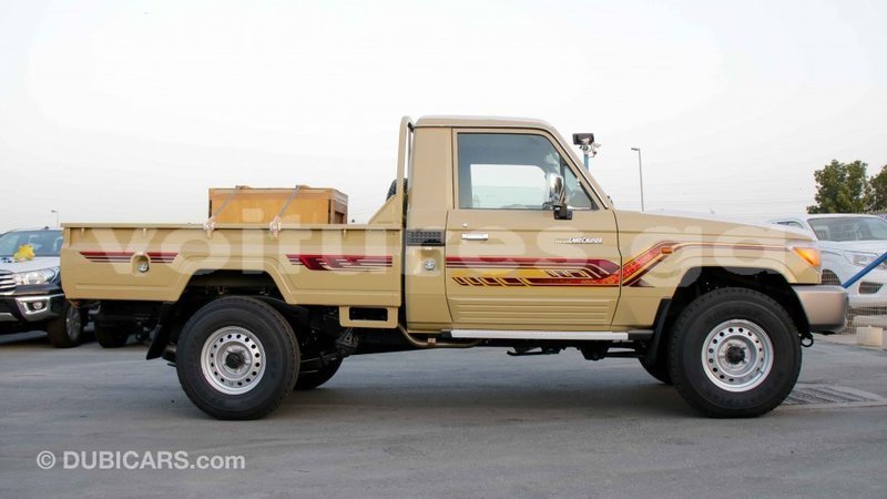 Big with watermark toyota land cruiser estuaire import dubai 5690