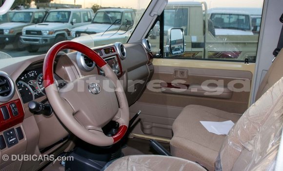 Acheter Import Voiture Toyota Land Cruiser Beige à Import - Dubai, Estuaire Acheter Import Voiture Toyota Land Cruiser Beige à Import - Dubai, Estuaire