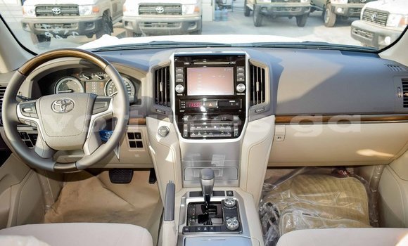 Acheter Import Voiture Toyota Land Cruiser Blanc à Import - Dubai, Estuaire Acheter Import Voiture Toyota Land Cruiser Blanc à Import - Dubai, Estuaire