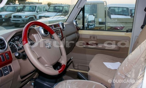 Acheter Import Voiture Toyota Land Cruiser Beige à Import - Dubai, Estuaire Acheter Import Voiture Toyota Land Cruiser Beige à Import - Dubai, Estuaire