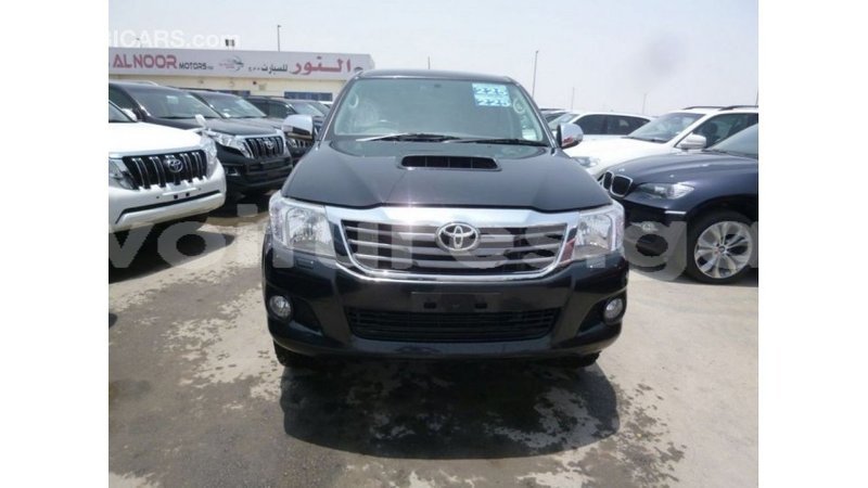 Big with watermark toyota hilux estuaire import dubai 5695