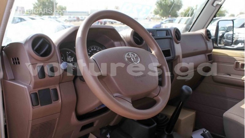 Big with watermark toyota land cruiser estuary import dubai 5699