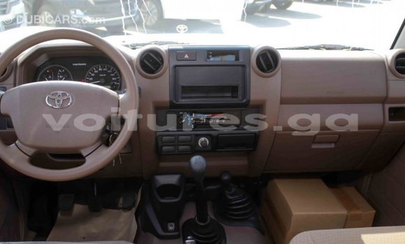 Acheter Import Voiture Toyota Land Cruiser Beige à Import - Dubai, Estuaire Acheter Import Voiture Toyota Land Cruiser Beige à Import - Dubai, Estuaire