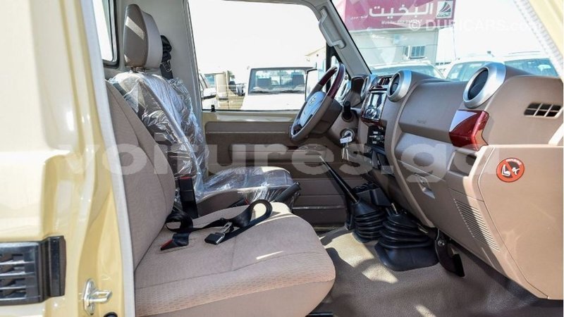 Big with watermark toyota land cruiser estuary import dubai 5701