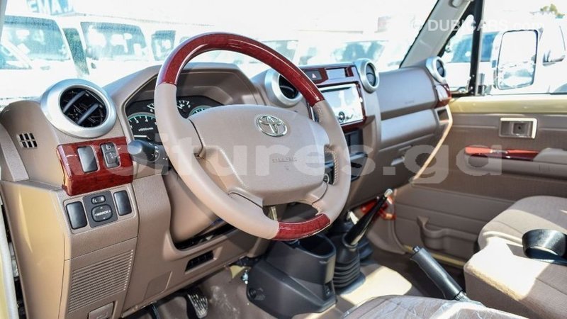 Big with watermark toyota land cruiser estuary import dubai 5704