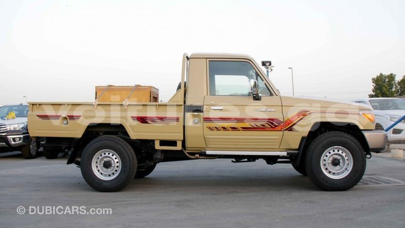 Big with watermark toyota land cruiser estuary import dubai 5706