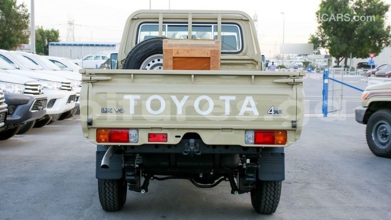 Big with watermark toyota land cruiser estuary import dubai 5706