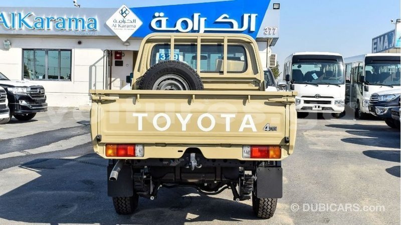 Big with watermark toyota land cruiser estuary import dubai 5707