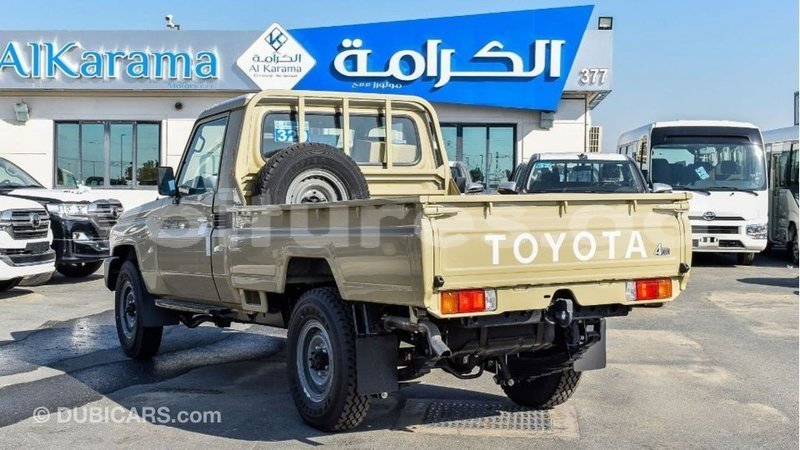 Big with watermark toyota land cruiser estuary import dubai 5718