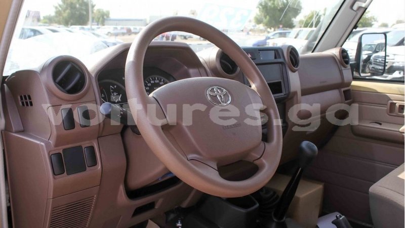 Big with watermark toyota land cruiser estuary import dubai 5719