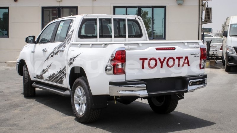 Big with watermark toyota hilux estuaire import dubai 5725