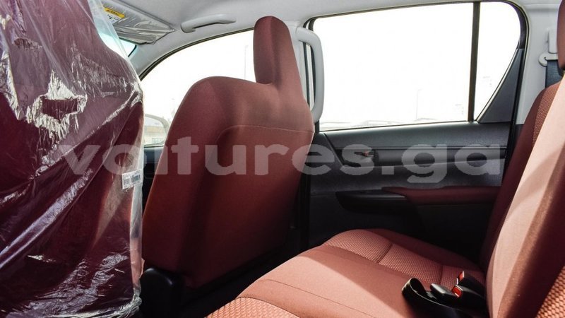 Big with watermark toyota hilux estuaire import dubai 5728