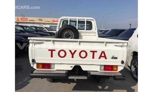 Buy Import Toyota Land Cruiser White Car in Import - Dubai in Estuary Buy Import Toyota Land Cruiser White Car in Import - Dubai in Estuary