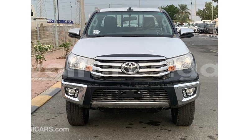 Big with watermark toyota hilux estuaire import dubai 5751