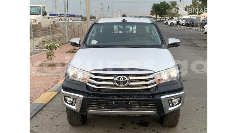 Big with watermark toyota hilux estuaire import dubai 5751