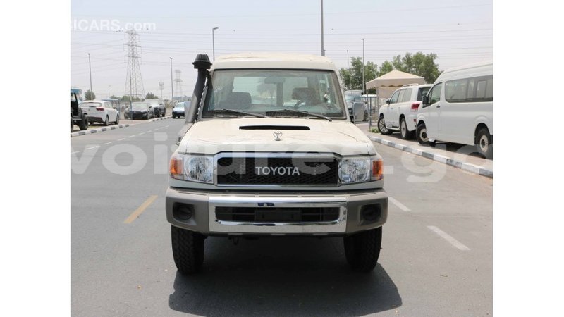 Big with watermark toyota land cruiser estuaire import dubai 5754