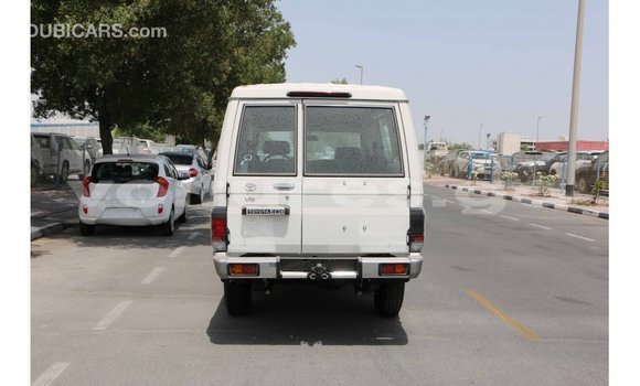 Acheter Import Voiture Toyota Land Cruiser Blanc à Import - Dubai, Estuaire Acheter Import Voiture Toyota Land Cruiser Blanc à Import - Dubai, Estuaire
