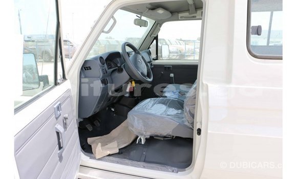 Acheter Import Voiture Toyota Land Cruiser Blanc à Import - Dubai, Estuaire Acheter Import Voiture Toyota Land Cruiser Blanc à Import - Dubai, Estuaire