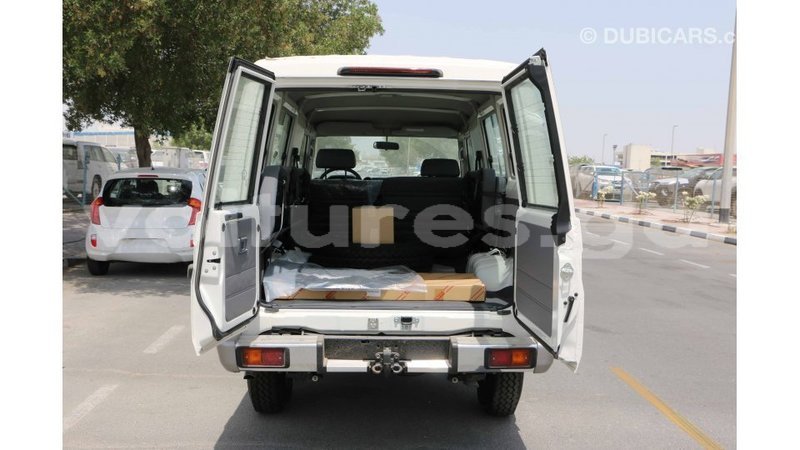 Big with watermark toyota land cruiser estuaire import dubai 5754