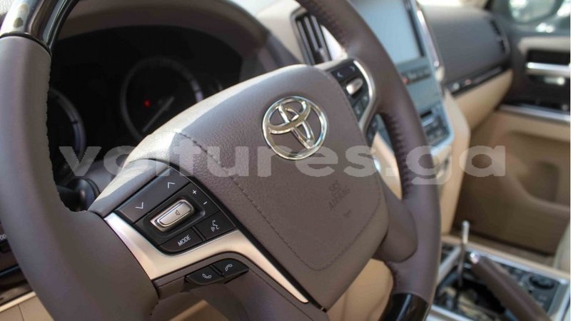 Big with watermark toyota land cruiser estuaire import dubai 5758