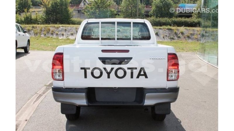 Big with watermark toyota hilux estuaire import dubai 5781