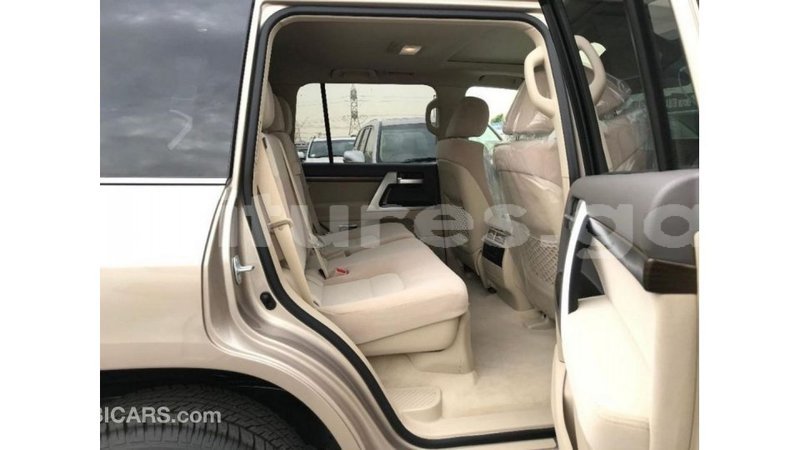 Big with watermark toyota land cruiser estuaire import dubai 5794