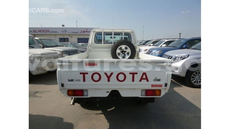 Big with watermark toyota land cruiser estuaire import dubai 5797