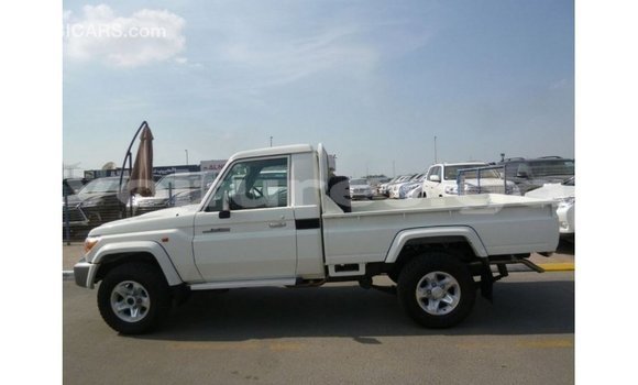 Acheter Import Voiture Toyota Land Cruiser Blanc à Import - Dubai, Estuaire Acheter Import Voiture Toyota Land Cruiser Blanc à Import - Dubai, Estuaire