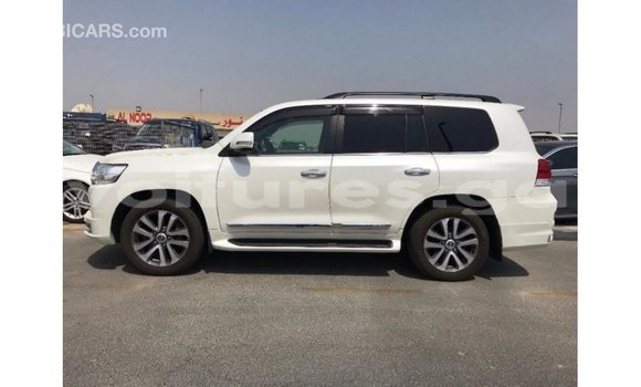 Sayi Imported Toyota Land Cruiser White Mota in Import - Dubai a estuary Sayi Imported Toyota Land Cruiser White Mota in Import - Dubai a estuary