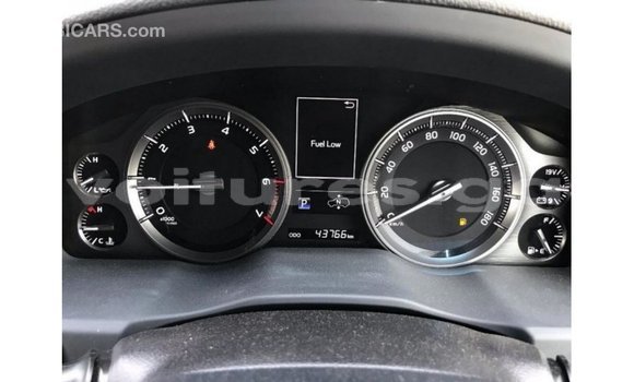 Sayi Imported Toyota Land Cruiser White Mota in Import - Dubai a estuary Sayi Imported Toyota Land Cruiser White Mota in Import - Dubai a estuary