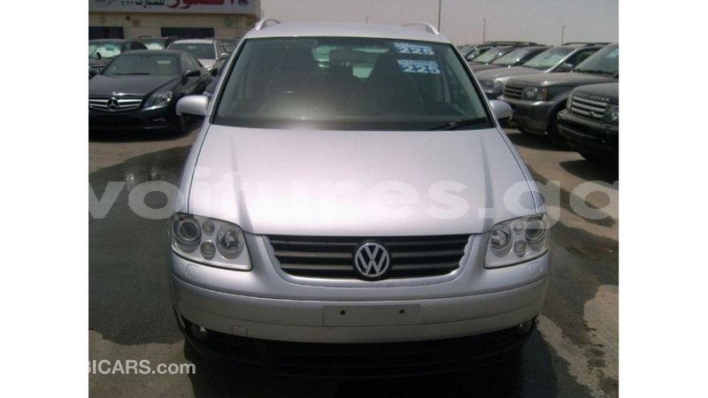 Big with watermark volkswagen touran estuaire import dubai 5805