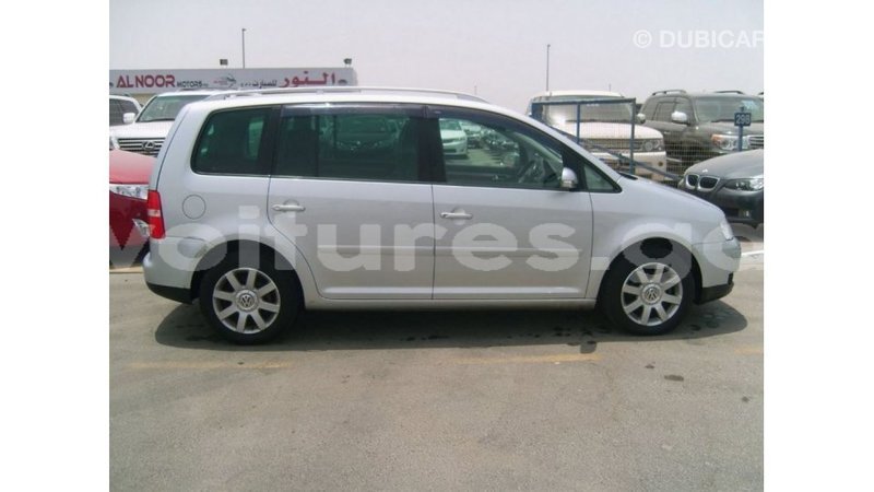 Big with watermark volkswagen touran estuaire import dubai 5805