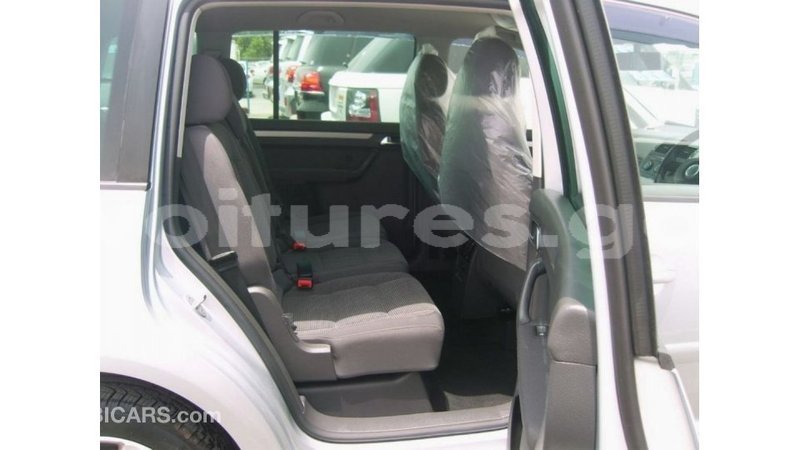 Big with watermark volkswagen touran estuaire import dubai 5805