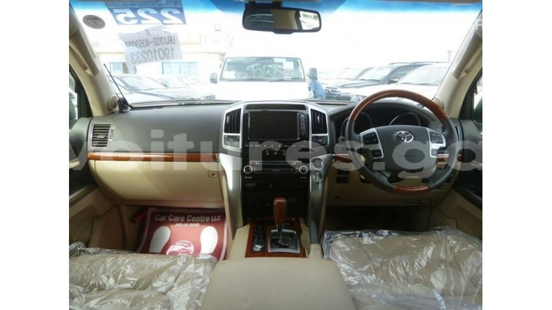 Big with watermark toyota land cruiser estuary import dubai 5813