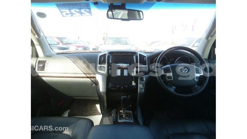 Big with watermark toyota land cruiser estuary import dubai 5815