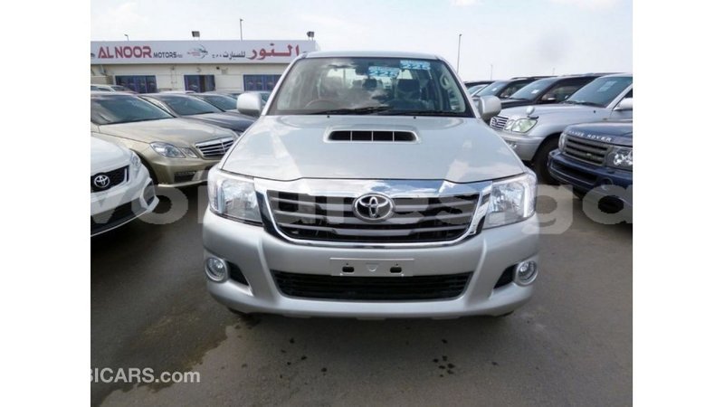 Big with watermark toyota hilux estuaire import dubai 5817