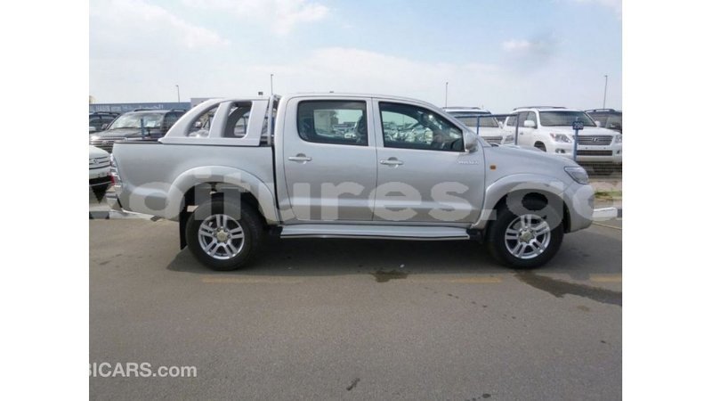 Big with watermark toyota hilux estuaire import dubai 5817