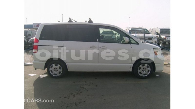 Big with watermark toyota noah estuary import dubai 5826