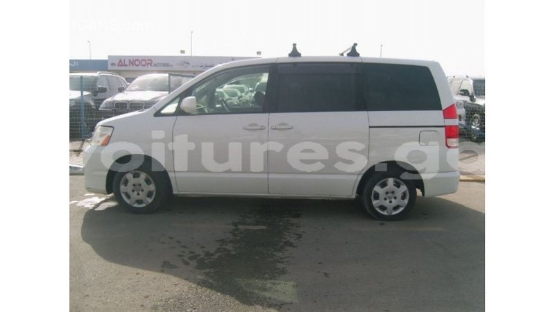 Big with watermark toyota noah estuary import dubai 5826