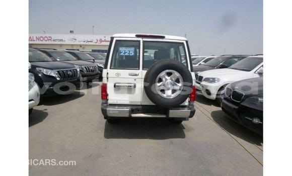 Acheter Import Voiture Toyota Land Cruiser Blanc à Import - Dubai, Estuaire Acheter Import Voiture Toyota Land Cruiser Blanc à Import - Dubai, Estuaire