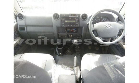 Sayi Imported Toyota Land Cruiser White Mota in Import - Dubai a estuary Sayi Imported Toyota Land Cruiser White Mota in Import - Dubai a estuary
