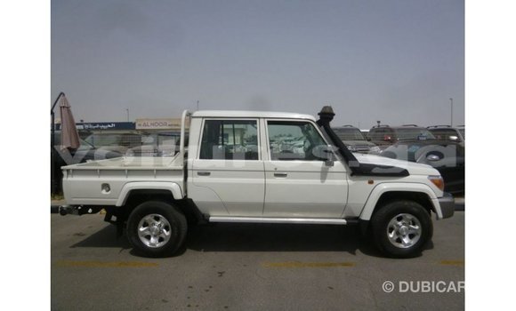 Sayi Imported Toyota Land Cruiser White Mota in Import - Dubai a estuary Sayi Imported Toyota Land Cruiser White Mota in Import - Dubai a estuary