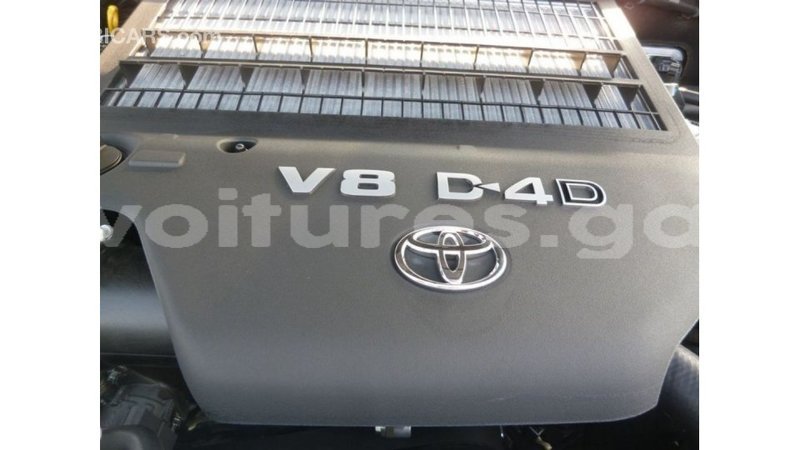 Big with watermark toyota land cruiser estuary import dubai 5860