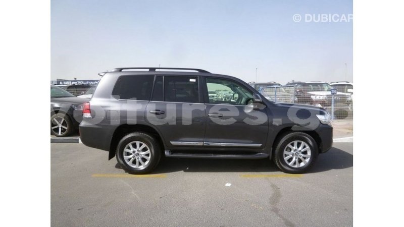 Big with watermark toyota land cruiser estuary import dubai 5862