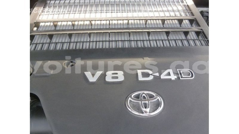 Big with watermark toyota land cruiser estuary import dubai 5864