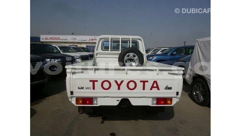 Big with watermark toyota land cruiser estuary import dubai 5876