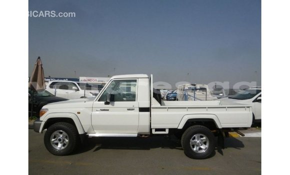 Acheter Import Voiture Toyota Land Cruiser Blanc à Import - Dubai, Estuaire Acheter Import Voiture Toyota Land Cruiser Blanc à Import - Dubai, Estuaire